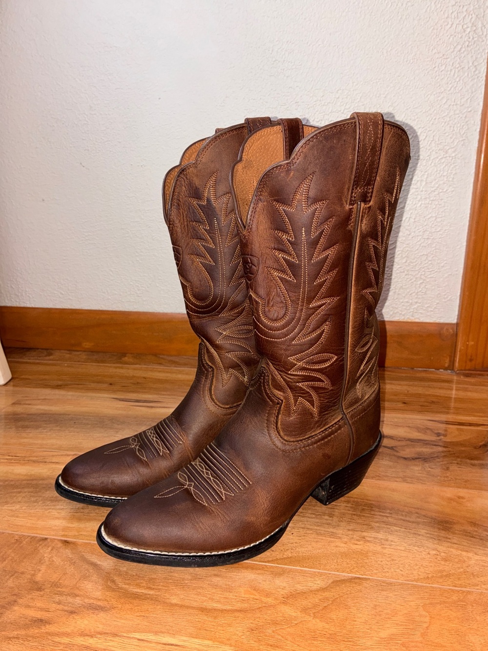 Ariat Women’s Heritage Round Toe Western Cowboy/Cowgirl Boots- size 7B